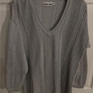 Classic Gray Cable Knit V-Neck‎ Sweater David David. Silver metallic.